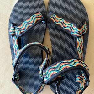 Teva Kids Black Sandals with Rainbow Wave Straps MEN’s size 9 or Women’s size 11
